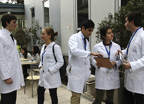 Grupo de estudiante de medicina de universidad del desarrollo