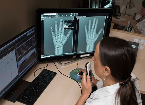 Mujer utilizando el programa Bone Xpert en un computador