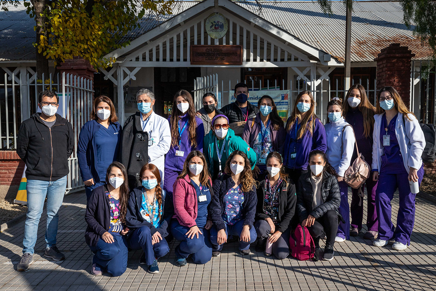 Fotografía operativo Clínica Alemana en Escuela Francisco Petrinovic de Colina