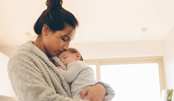Mujer con bebé depresión post parto